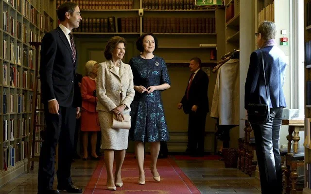 Queen Silvia of Sweden and Finland’s First Lady Jenni Haukio visited the Swedish Academy. Jenni Haukio wore a navy dress