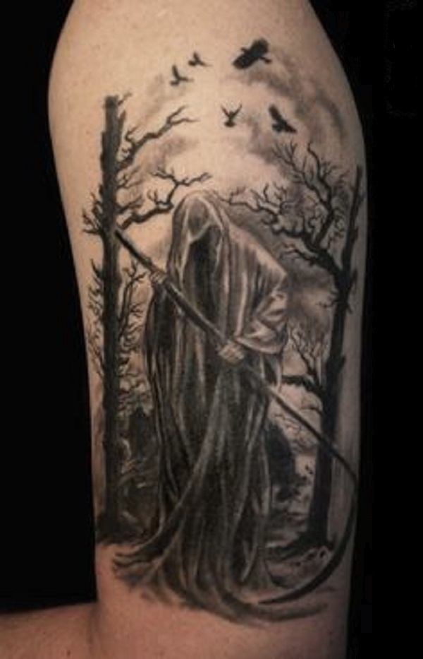 Um solitário e assustadoramente perturbador Grim Reaper tatuagem. O reaper caminhadas ao longo da floresta, com sua foice, pronto para mais uma noite de alma colheita. 