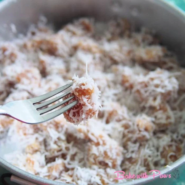 Steamed Nian Gao with Grated Coconut