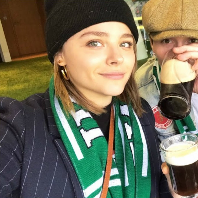 Brooklyn Beckham Kisses Chloe Moretz : 帰って来た弟のベッカム君にチューされてる姉さん女房のクロエ・モレッツちゃんと、やっぱり、弟が帰って来たことで楽しそうなお兄ちゃんたちのサッカー観戦 ! !