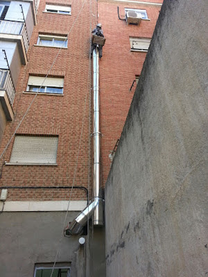 Montar tubo salida humos fachada por descuelgue vertical