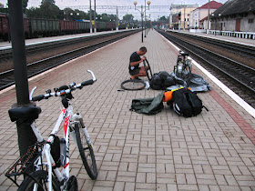 выгрузка велосипедов с поезда