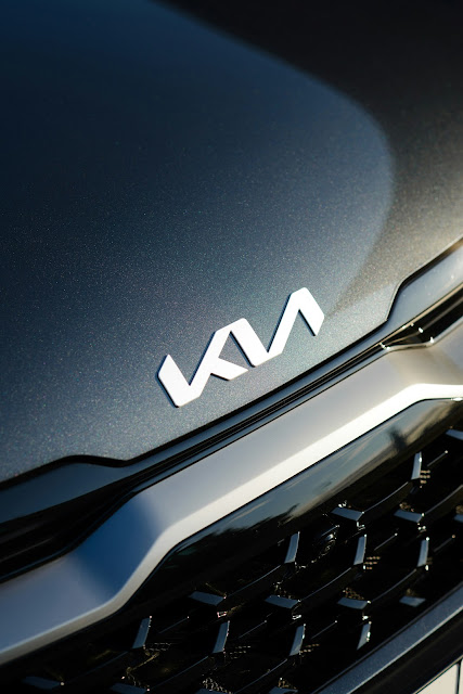 Kia logo on car: Photo by Michail Dementiev on Unsplash