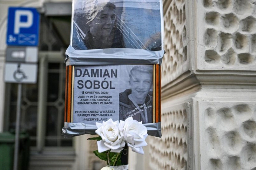 Imagem de Damian Soból em um cartaz exposto durante uma homenagem feita a ele na Polônia | Foto: EFE/EPA/Darek Delmanowicz