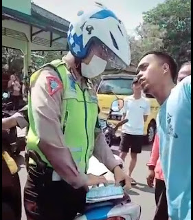 Viral Video Sopir Pikup angkut ternak sapi Ajak Duel Polisi Satlantas Bondowoso saat maraknya PMK.