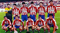 CLUB ATLÉTICO DE MADRID - Madrid, España - Temporada 1995-96 - Molina, Vizcaíno, Caminero, Roberto, Geli y Penev; Simeone, Tomás, Toni, Pantic y Kiko - ATLÉTICO DE MADRID 0, RAYO VALLECANO 0 - 12/11/1995 - Liga de 1ª División, jornada 12 - Madrid, estadio Vicente Calderón - El ATLÉTICO DE MADRID, entrenado por Radomir Antic, gana la LIGA y la COPA del REY