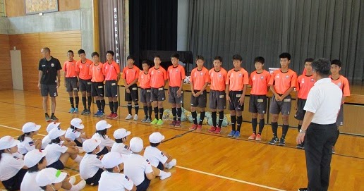 寄島小学校のブログ しおかぜ ３年生 おかやま山陽高校サッカー部との交流 ７月１６日