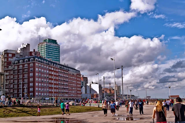 Rambla de Mar del Plata en verano