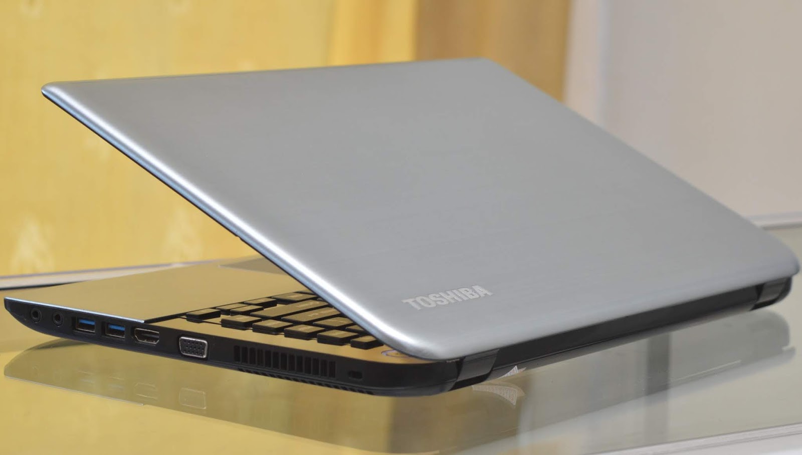 Jual Laptop Toshiba S40DT AMD A4 Second Malang Jual Beli