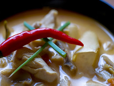 Tom Kha Kai ต้มข่าไก่ (Chicken in Coconut Milk Soup)