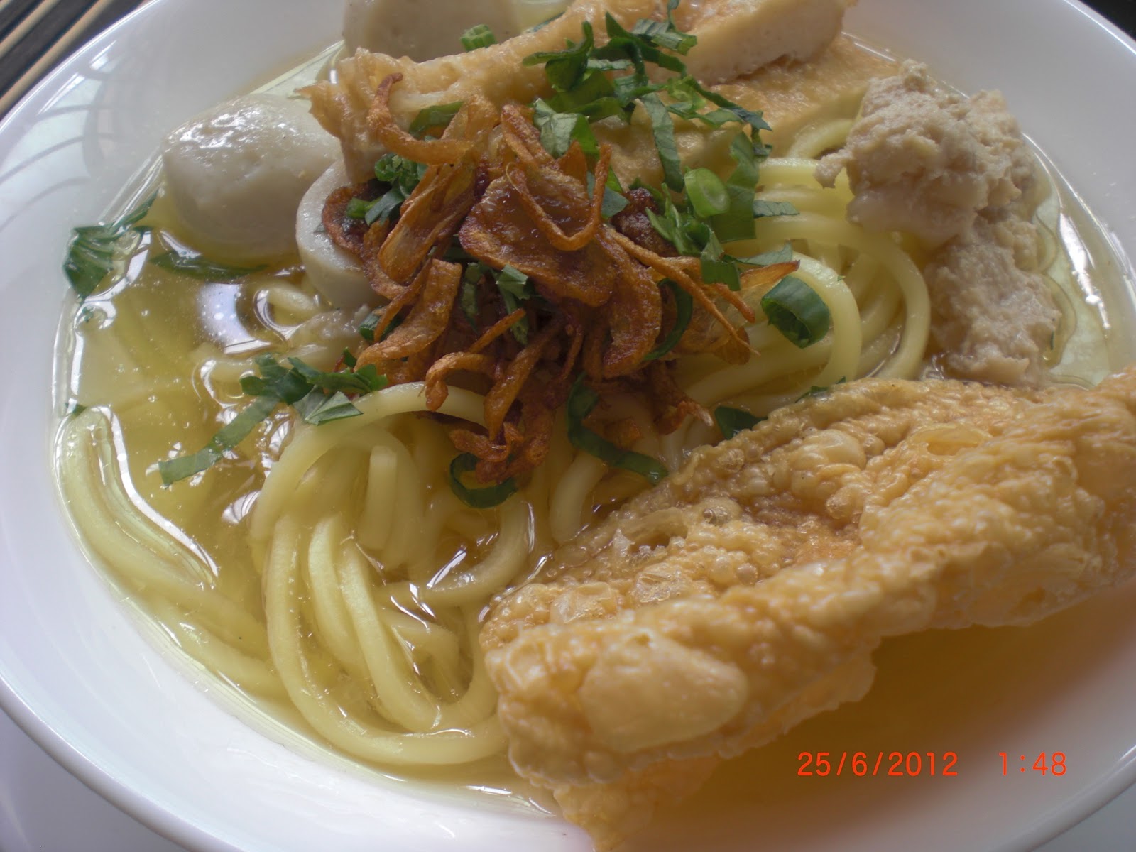 Laman Dapur Helen: MEE AND FISHBALL SOUP