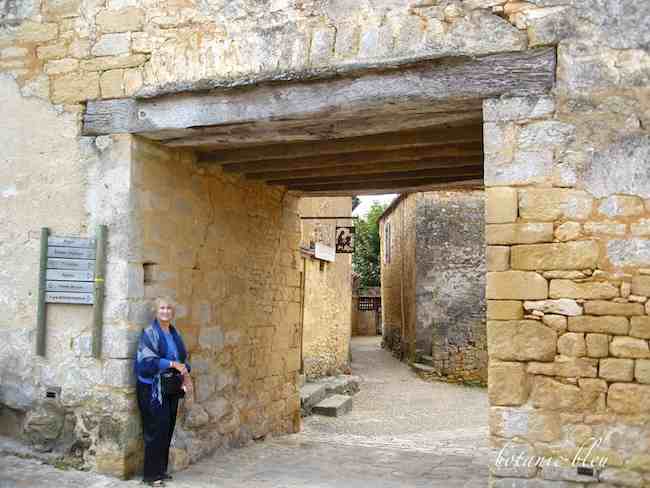 visitors enter through a city doorway to make their way to Château Beynace