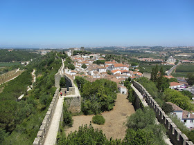 foto de cima com uma visão geral da cidade murada  