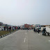 गाजीपुर में बस-ट्रक चालकों ने किया प्रदर्शन, नए कानून के विरोध में हाइवे पर लगाया जाम