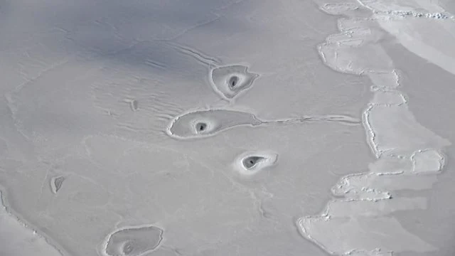 Μυστήριο στην Αρκτική: Η NASA ανακάλυψε «ανεξήγητες» τρύπες στον παγετώνα