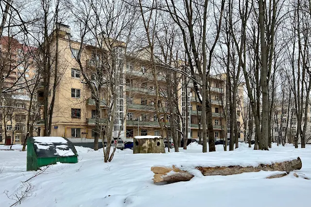 Красностуденческий проезд, дворы, жилой дом 1938 года постройки – часть комплекса жилых домов в стиле конструктивизма для профессорско-преподавательского состава Сельскохозяйственной академии имени Тимирязева