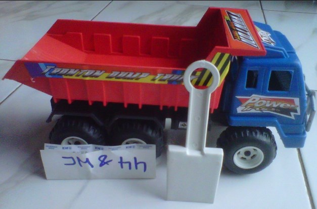 Truk pasir mainan 2