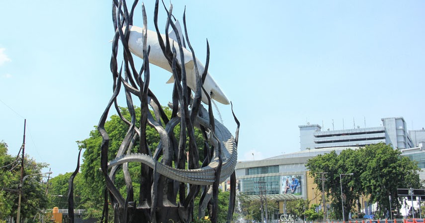 Patung Sura dan Buaya Lambang Kota Surabaya Jawa Timur 