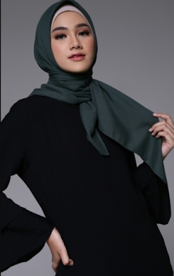 hijab hijau army dan baju hitam