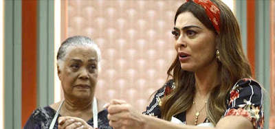 Dona Céu (Dja Marthins) observa Maria da Paz (Juliana Paes) em cena da novela das nove