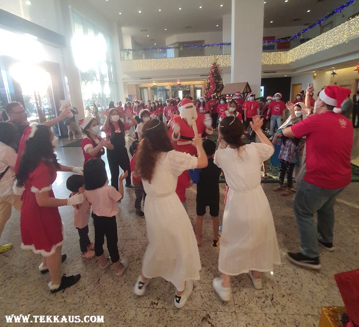 Christmas Carol at Holiday Inn Melaka