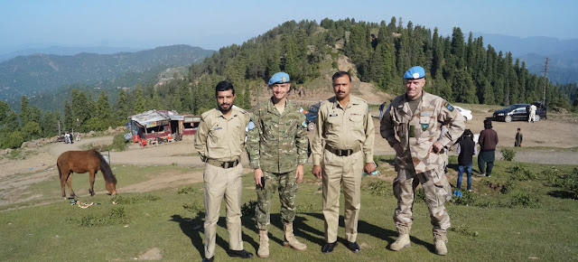 El L/NK Shaqueel del ejército de Pakistán, el Capitán Juan Carlos Hernández Gómez, el L/NK Mudasar del ejército pakistaní y el Mayor Tomas Oberg del ejército de Suecia realizando tareas conjuntas en Tauli Pir, en la base de la ONU en Rawalot, Pakistán. General Yasmin Saludoo