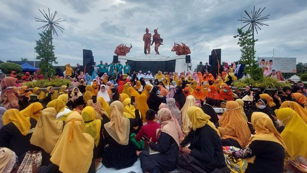 Ribuan Warga Ikuti 'Riau Mengaji' di Trotoar Pekanbaru