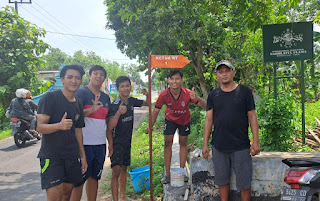Mahasiswa Pengabdian Masyarakat UTM Kelompok 11 Bantu Buat Plang Nama Perangkat Desa