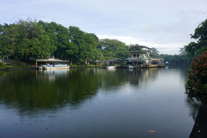 Pengunjung bisa naik kapal keliling danau