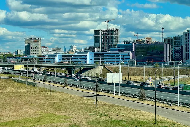 железнодорожная станция Сколково, Минское шоссе, вид из торгово-офисного центра «Орбион»