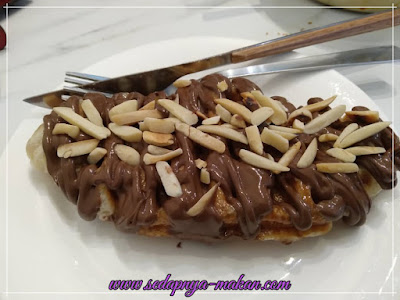 fancy croffle (nutella almond croffle)