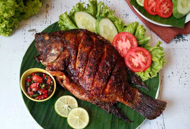 Kuliner ikan bakar memang boleh dibilang kuliner yang pertama kali dikenal manusia. Sebelum minyak goreng hadir, membakar atau memanggang di atas bara api merupakan satu-satunya cara mengolah aneka kuliner ikan.