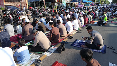 PINRANG; Masjid Agung Al Munawir Tutup,  Warga Padati Sholat Idul Adha Diruas Jalan Poros Trans Sulawesi