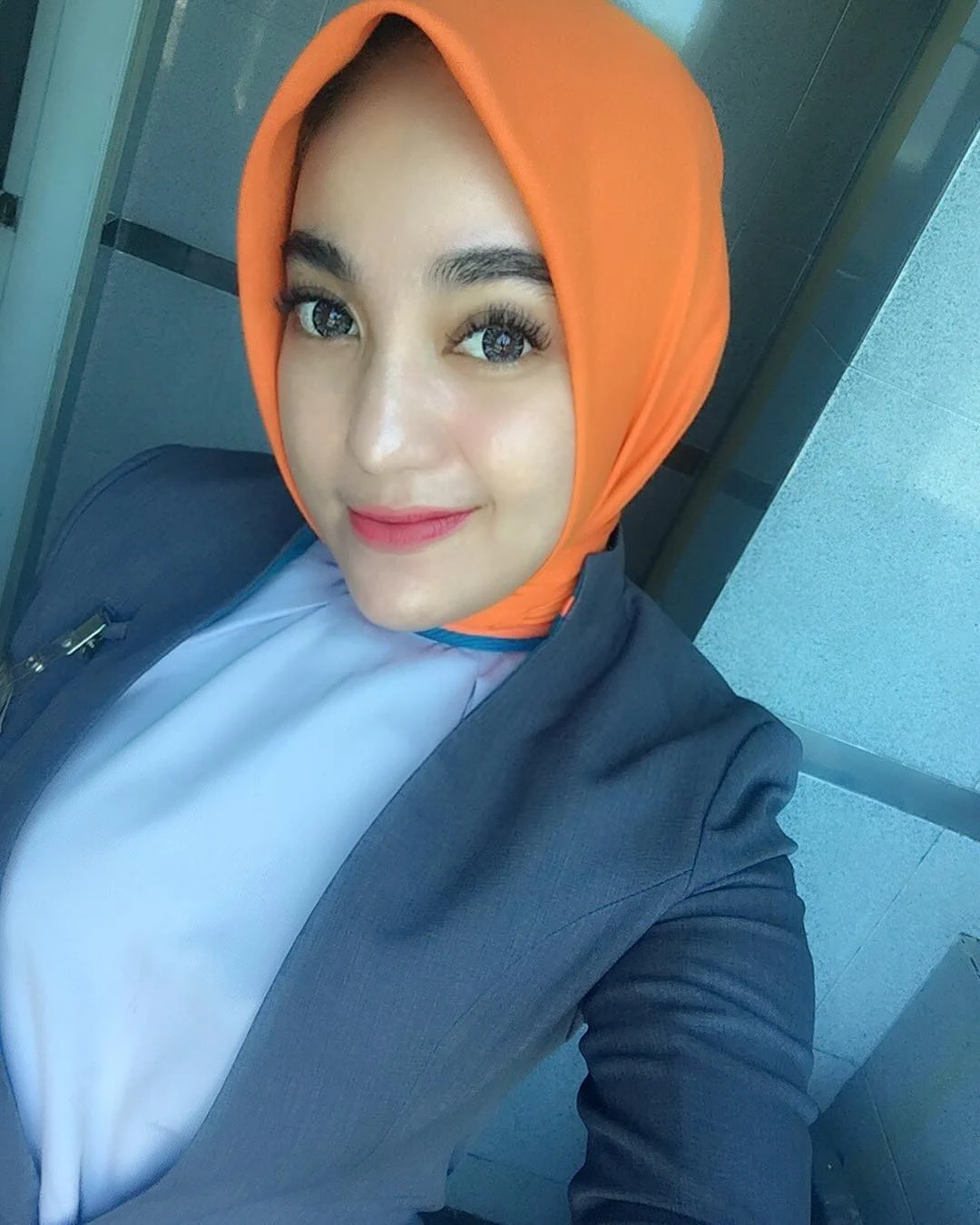 Koleksi Foto Teller Bank BNI pakek Jilbab Cantik Terbaru