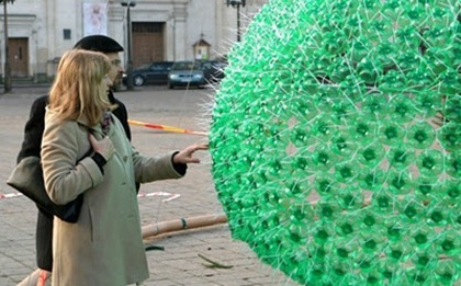 christmas-tree-made-of-bottles-02