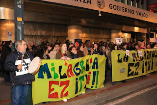 Protesta de familias y trabajadores de La Milagrosa ante el Gobierno Vasco