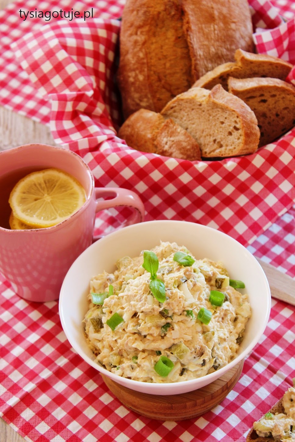 Pasta jajeczna z wędzoną makrelą i ogórkiem kiszonym 