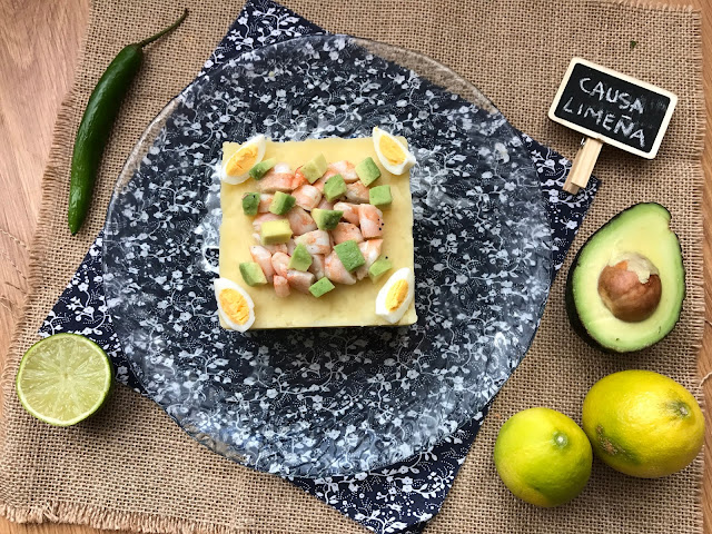 CAUSA LIMEÑA DE LANGOSTINOS Y AGUACATE RECETA