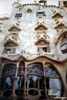 Casa Batló en el paseso de Gracia de Barcelona, originales balcones en forma de mascara y llamativa fachada con multitud de colores gracias a la utilización del azulejo caracteristico en las construcciones de Gaudi