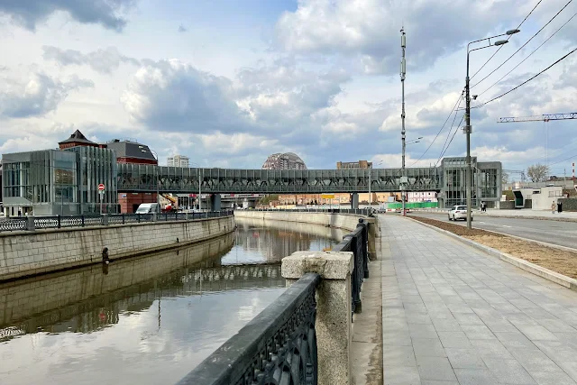 Семёновская набережная, река Яуза, пешеходный мост (построен в 2022 году)