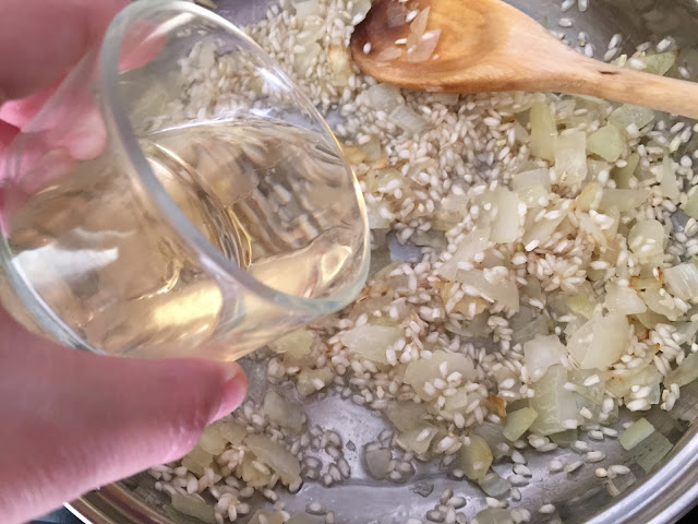 Risotto de setas. Echando el vino blanco.