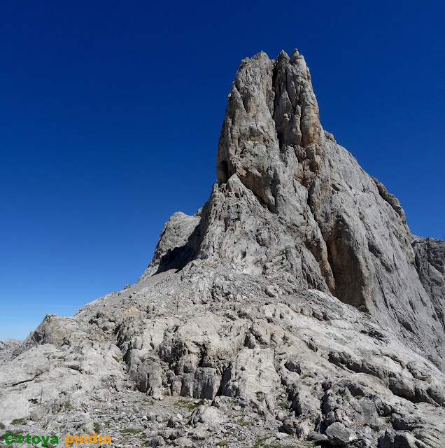 Subida a las Torres Areneras y a las Cuetos del Trave, pasando por el Refugio de Urriellu y el de Cabrones, en el Macizo Central de Picos de Europa.