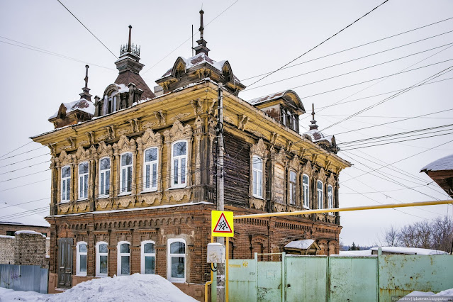 Угол деревянного терема с богатым декором