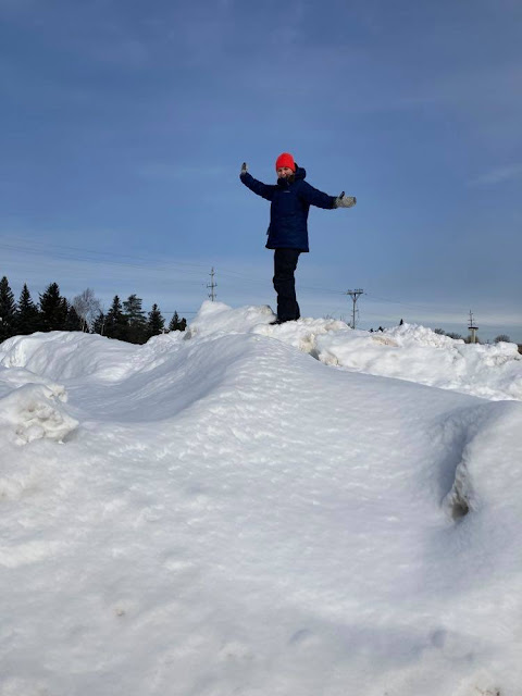 little sister, climbing, winter scene, sister birthday