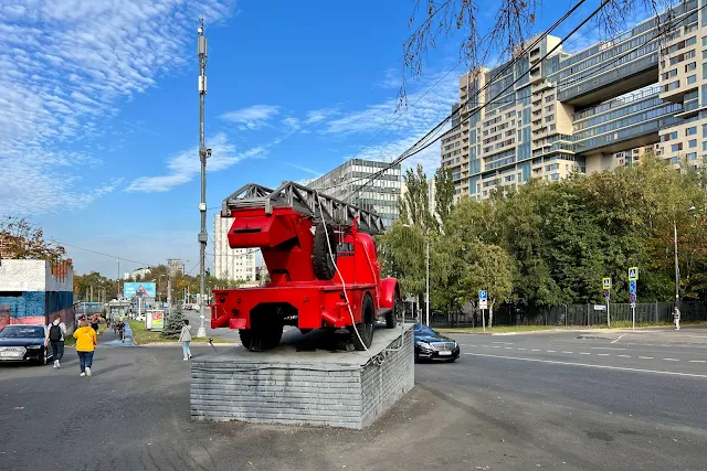 улица Вавилова, памятник пожарной машине ГАЗ-51
