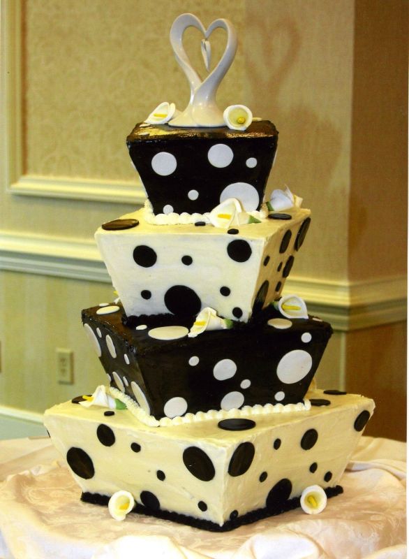 It carries significance in wedding event Black and white wedding cakes are 