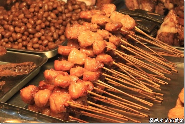 台南，上好烤魯味(滷味)，肥美得雞屁股是我的最愛，因為已經滷過了，所以有點膨脹，看不太出來是雞屁股。