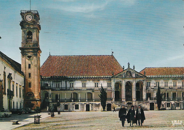 Resultado de imagem para universidade de coimbra atirar as capas