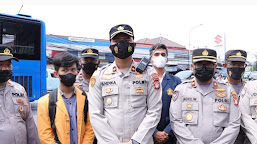 Ditengah Penyesuaian Harga BBM, Polisi di Jakarta Timur Bagi Sembako ke Sopir Angkot dan Ojol
