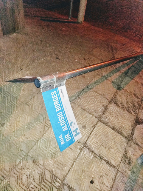 Vândalos derrubam placa de sinalização na rua Aloísio Borges em Amargosa